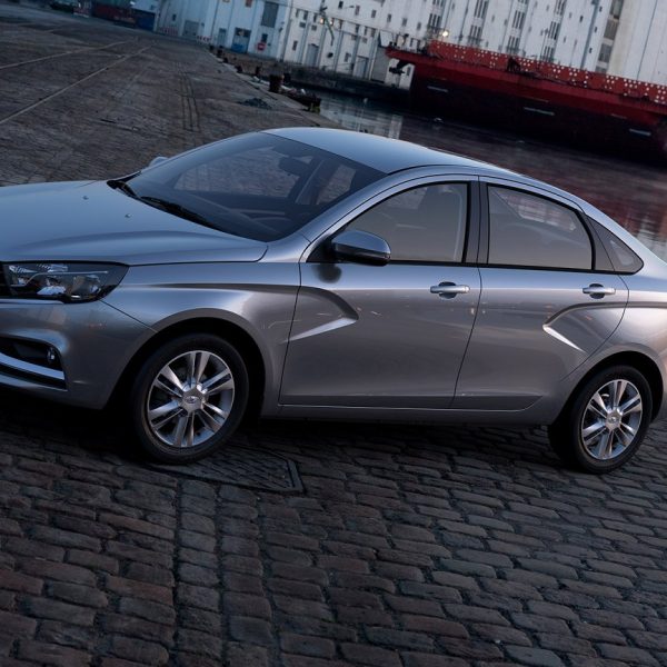 1446813238 vesta sedan 8 600x600